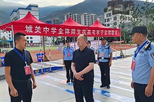 队记：芬尼-史密斯因左膝酸痛临时退出今日与勇士一战